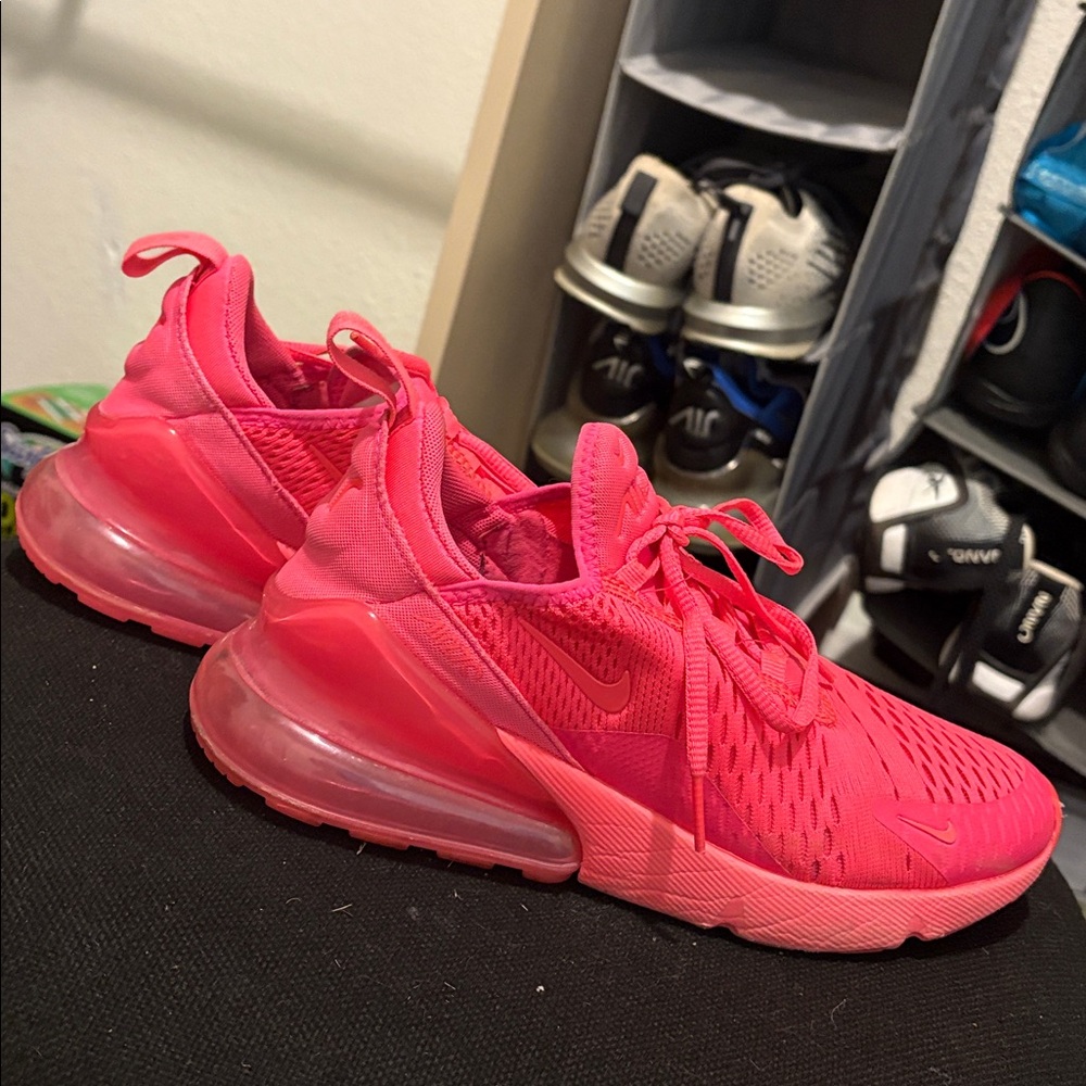 Nike hot pink 270